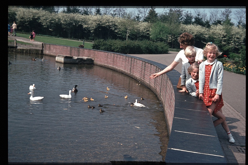 29.Efteling mei 1970 Mama,Brigitte,Marion,Peter.JPG